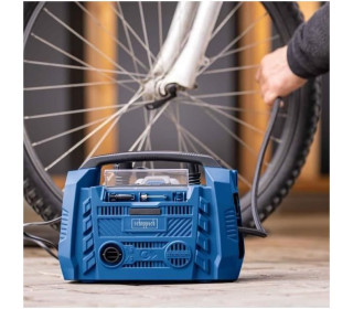 Scheppach Airforce 6.230v-12v- 20V-os hibrid kompresszor | Légteljesítmény 21 l/perc | Nagynyomású tömlő 75 cm | 3 meghajtási típus | USB-A és USB-C csatlakozás |12v és 230v | Akkumulátor és töltő nélkül