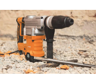 Bontókalapács-ütvefúró, 2 az 1-ben funkció (ütvefúrás és vésés), 1600 W teljesítmény 3800 ütés/perc sebességgel, 10 joule ütőerő, hegyes és lapos vésővel, szénkefékkel és zsírral