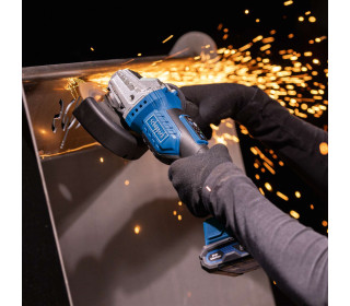 Akkus sarokcsiszoló kefe nélküli motor lágyindítású csiszolótárcsákkal, átmérő 125 mm, 20 V IXES sorozatú fordulatszám beállítása 3000–10 000 ford./perc akkumulátor és töltővel! BC-AG125-X - SET S scheppach